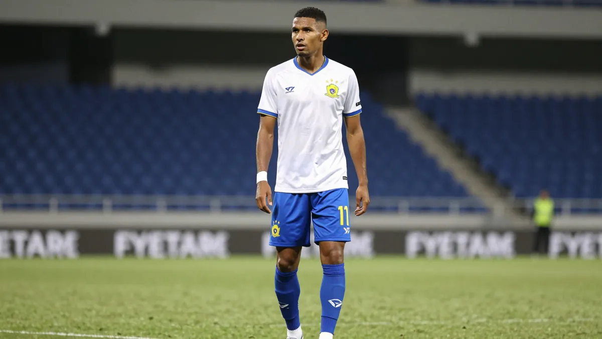 Mamelodi Sundowns FC midfielder Sphelele Mkhulise urges his teammates to match Kaizer Chiefs' intensity in their upcoming...